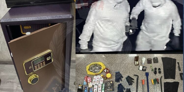 القبض على عصابة سرقت مبالغ مالية كبيرة من عدة شركات ومحال تجارية في مسقط 1 القبض على عصابة سرقت مبالغ مالية كبيرة من عدة شركات ومحال تجارية في مسقط