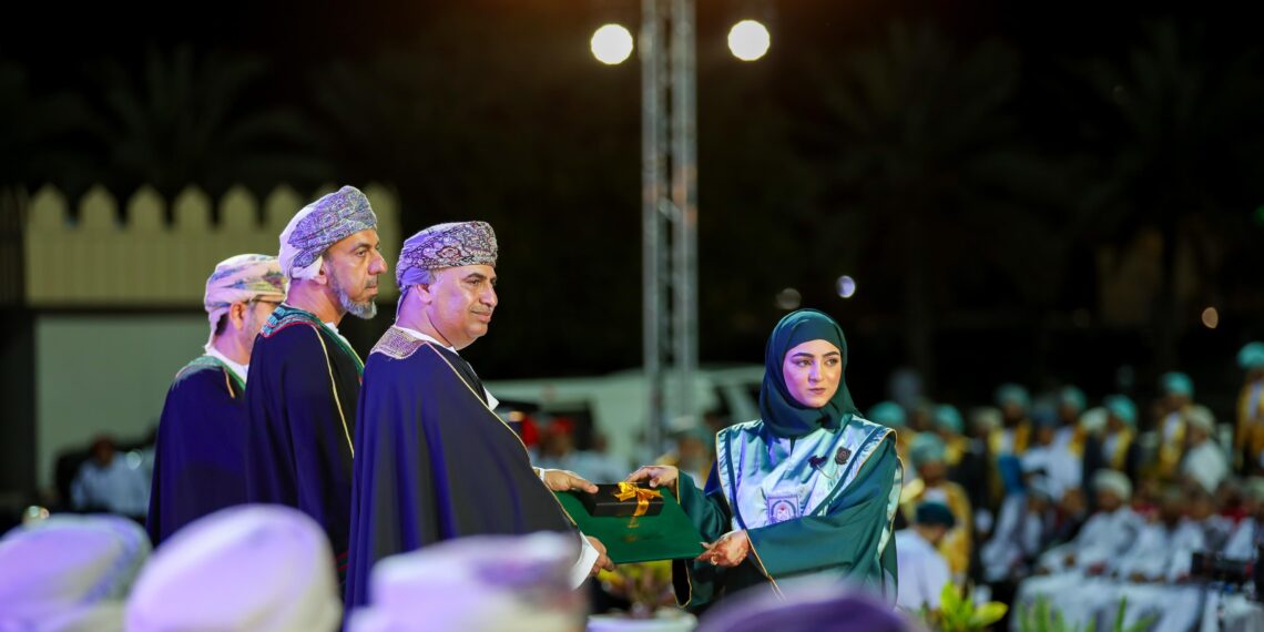 رئيس جهاز الرقابة المالية للدولة يرعى حفل جامعة نزوى بتخريج 1246 طالبا وطالبة