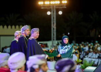 رئيس جهاز الرقابة المالية للدولة يرعى حفل جامعة نزوى بتخريج 1246 طالبا وطالبة