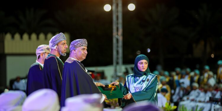 رئيس جهاز الرقابة المالية للدولة يرعى حفل جامعة نزوى بتخريج 1246 طالبا وطالبة