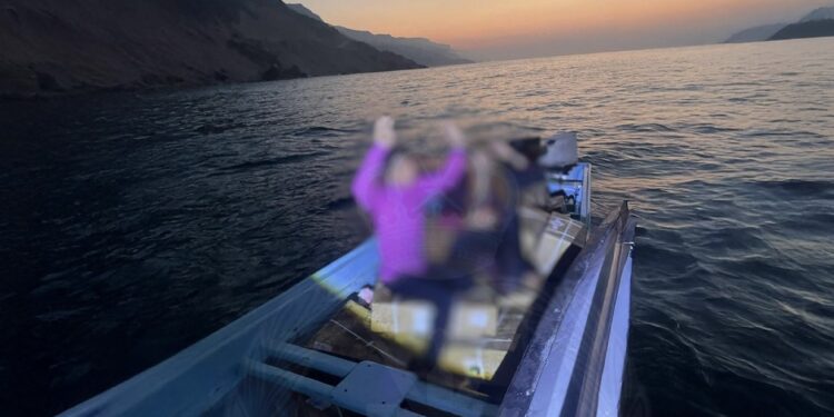 إحباط محاولة تهريب موادٍ ممنوعةٍ على متن قاربٍ يمني في ظفار