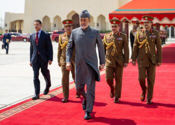 بعون الله وتوفيقه.. جلالة السلطان يصل إلى هولندا