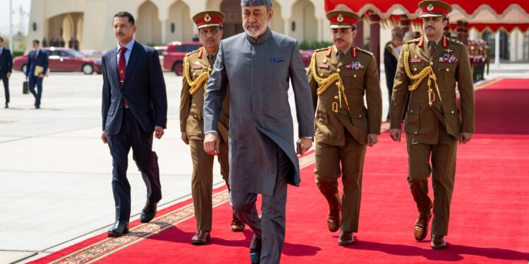 بعون الله وتوفيقه.. جلالة السلطان يصل إلى هولندا