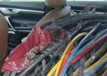 ضبط 4 أشخاص سرقوا كابلات وبطاريات كهربائية من مخزن تابع لشركة في صور