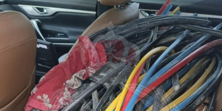 ضبط 4 أشخاص سرقوا كابلات وبطاريات كهربائية من مخزن تابع لشركة في صور