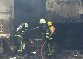 إخماد حريق شب في منزل بولاية ⁧‫شناص