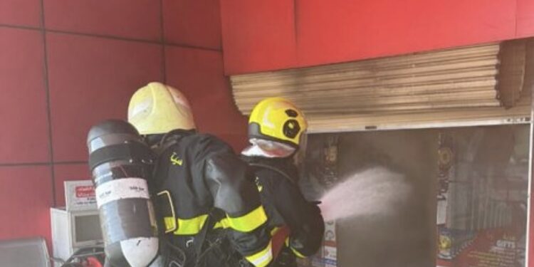 ‏إخماد حريق شب في مركز تسوق بنزوى دون تسجيل إصابات