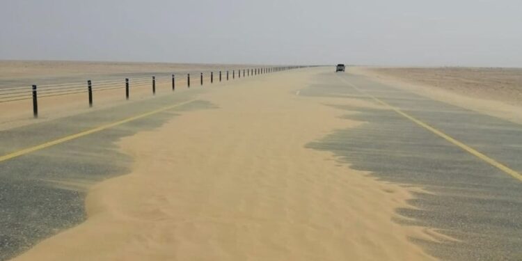 تنبيه بوجود تجمعات رملية على الطريق العام “أدم – هيماء”