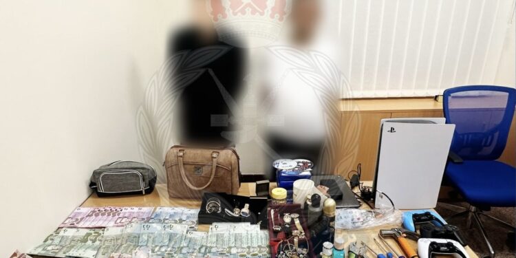القبض على شخصين سرقا مبالغ مالية ومصوغات ذهبية من عدة منازل في ولايتي صلالة والسيب