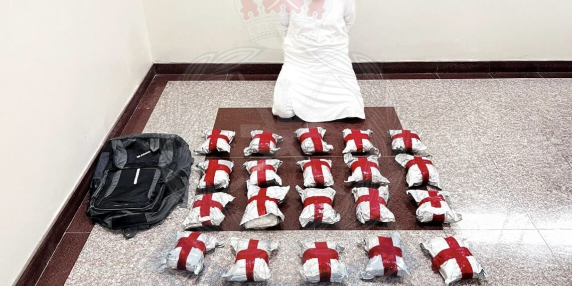 القبض على شخص بحوزته 20 كيلوجرامًا من مخدر الكريستال بالرستاق