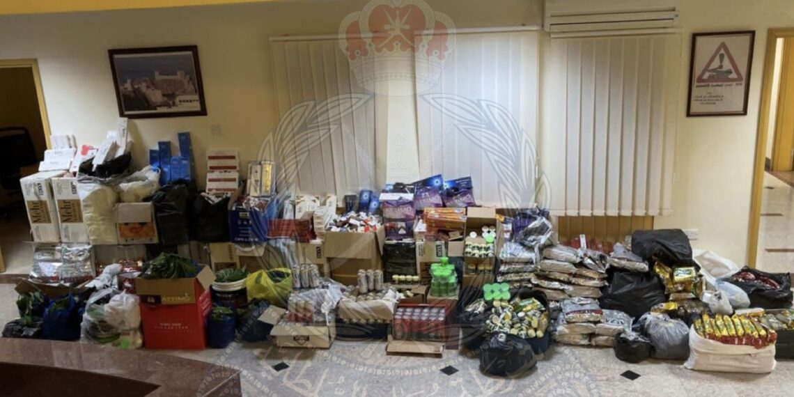 ضبط 23 وافدًا تاجروا بالممنوعات وخالفوا قانوني العمل والإقامة في نزوى