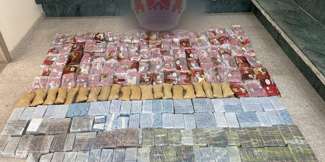 القبض على مواطن بحوزته كميات كبيرة من المواد المخدرة بشمال الباطنة 1 القبض على مواطن بحوزته كميات كبيرة من المواد المخدرة بشمال الباطنة