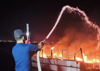 إجلاء 5 أشخاص كانوا على متن يخت يحترق على شاطئ العذيبة