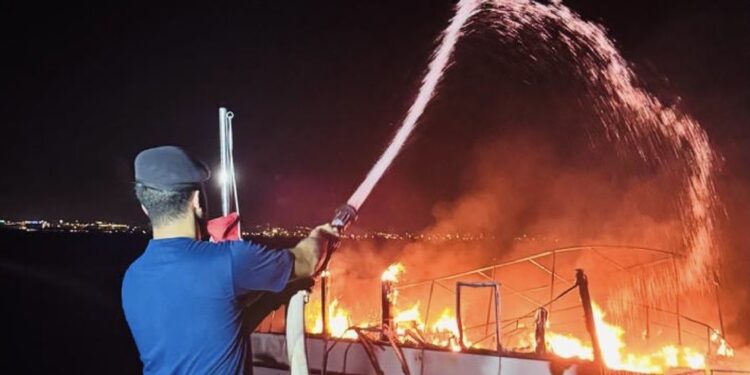 إجلاء 5 أشخاص كانوا على متن يخت يحترق على شاطئ العذيبة