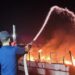 إجلاء 5 أشخاص كانوا على متن يخت يحترق على شاطئ العذيبة