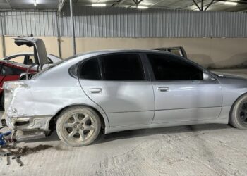 إيقاف مواطن لقيامه بفك لوحات أرقام المركبة والسياقة برعونة وتهور