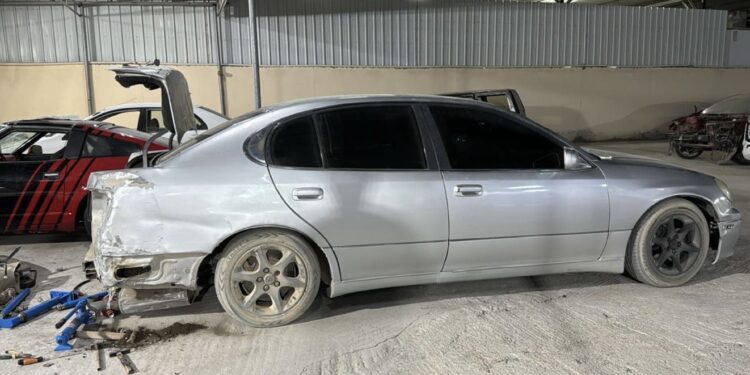 إيقاف مواطن لقيامه بفك لوحات أرقام المركبة والسياقة برعونة وتهور