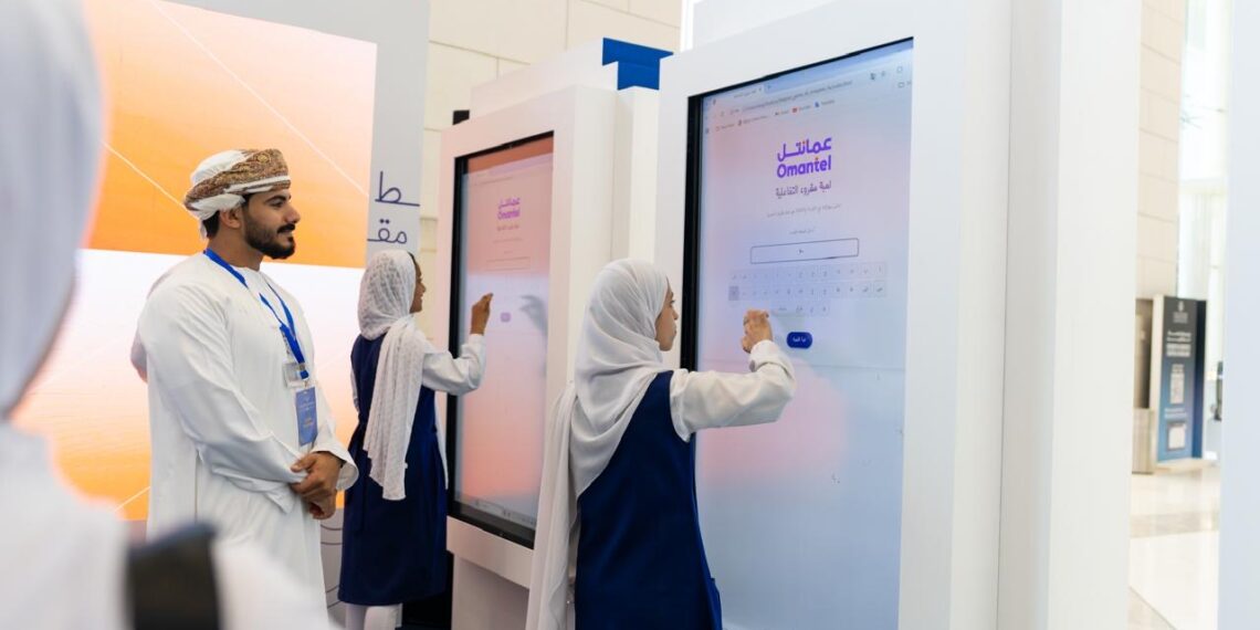 خط مقروء من عمانتل ضمن أروقة معرض مسقط الدولي للكتاب 1 خط مقروء من عمانتل ضمن أروقة معرض مسقط الدولي للكتاب
