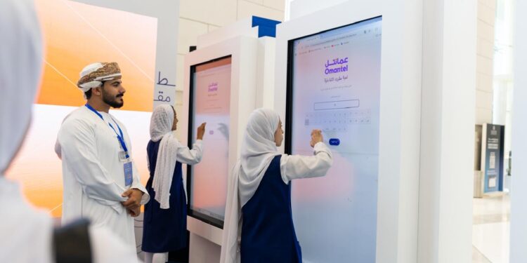 خط مقروء من عمانتل ضمن أروقة معرض مسقط الدولي للكتاب