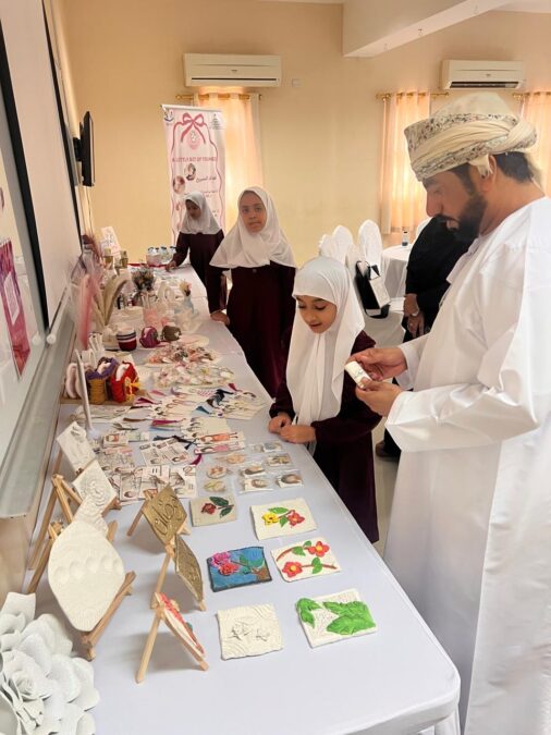 "حفل تكريم الوظائف المعاونة لمدرسة الحسنى للتعليم الأساسي " ١-٤" بولاية السويق 3 bd8b40ff ce49 46b3 a0ba eb1fe8e0485b