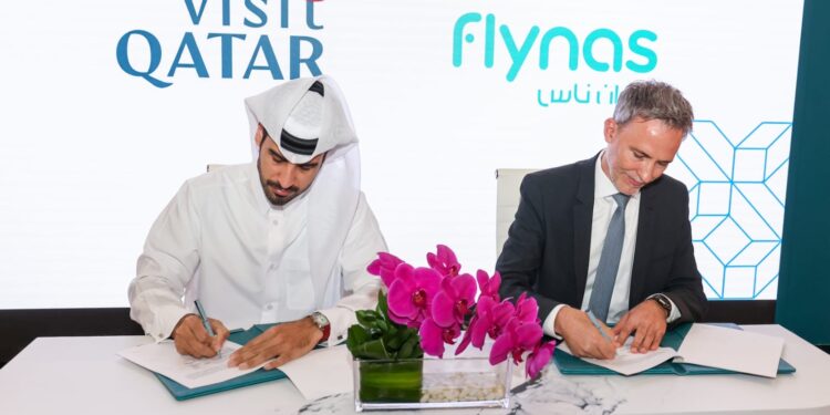 “Visit Qatar وطيران ناس توقعان مذكرة تفاهم سياحية في سوق السفر العربي 2025”