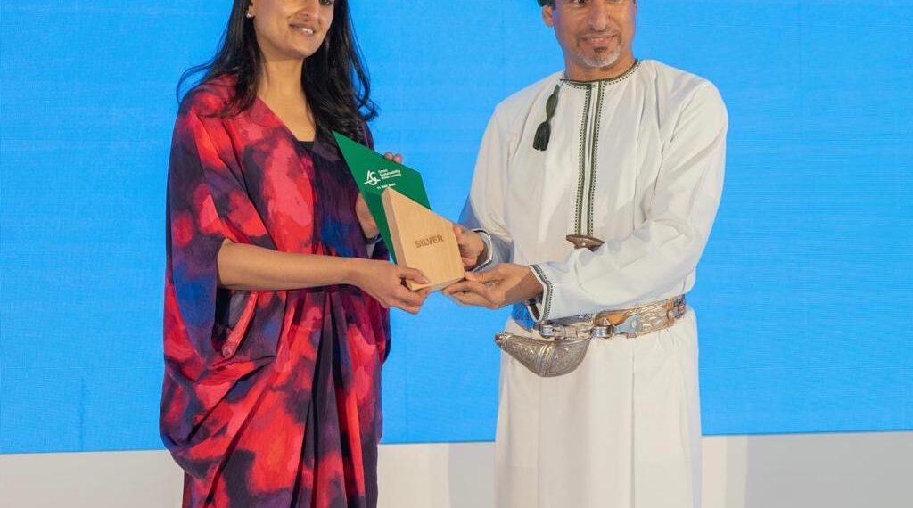 Bank Muscat Honoured for its Contributions to Sustainability and ESG 1 تتويج بنك مسقط بجائزة عُمان للاستدامة في مجال الحوكمة البيئيّة والاجتماعية