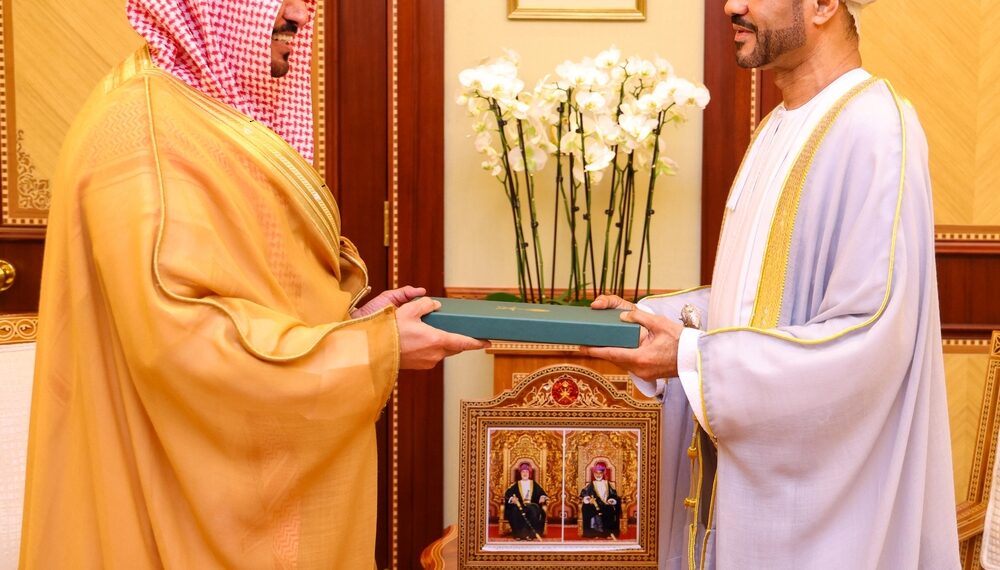 جلالةُ السُّلطان المُعظّم يتلقّى رسالة خطيّة من خادم الحرمين الشريفين 1 جلالةُ السُّلطان المُعظّم يتلقّى رسالة خطيّة من خادم الحرمين الشريفين