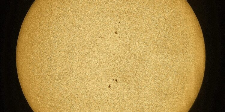 رصد أضخم بقعة شمسية لعام ٢٠٢٥ في سماء سلطنة عُمان