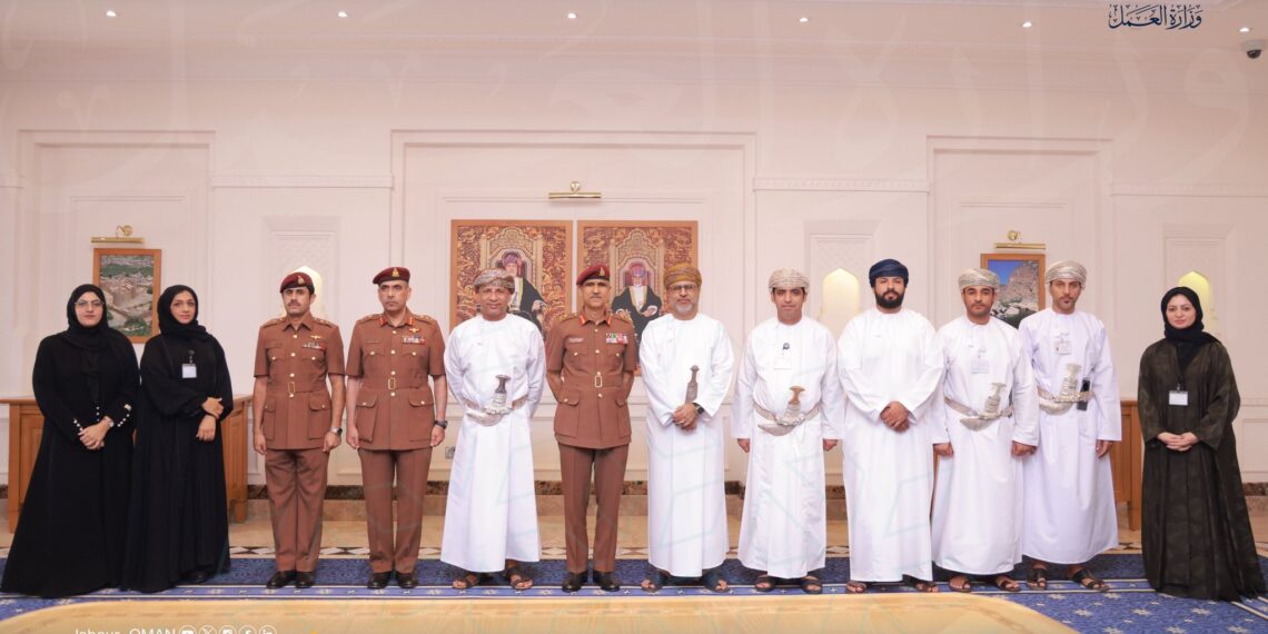 وزارة العمل توقع برنامج تعاون مع الحرس السلطاني العُماني لتدريب وتأهيل (300) باحث عن عمل 1 وزارة العمل توقع برنامج تعاون مع الحرس السلطاني العُماني لتدريب وتأهيل (300) باحث عن عمل