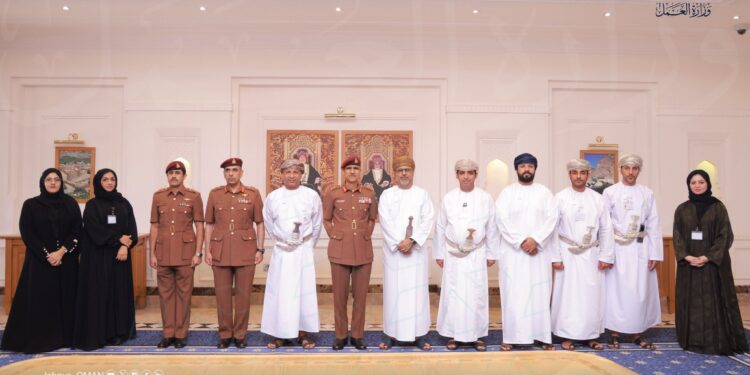 وزارة العمل توقع برنامج تعاون مع الحرس السلطاني العُماني لتدريب وتأهيل (300) باحث عن عمل 1 وزارة العمل توقع برنامج تعاون مع الحرس السلطاني العُماني لتدريب وتأهيل (300) باحث عن عمل