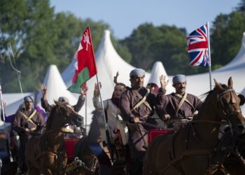 شاركت الخيالة السلطانية العُمانية في فعاليات اليوم الثالث لعرض وندسور الملكي للخيول لعام 2025م، تحت رعاية الملك تشارلز الثالث ملك المملكة المتحدة لبريطانيا العظمى وإيرلندا الشمالية ورئيس الكومنولث، وذلك في ساحة قلعة وندسور الملكية البريطانية.