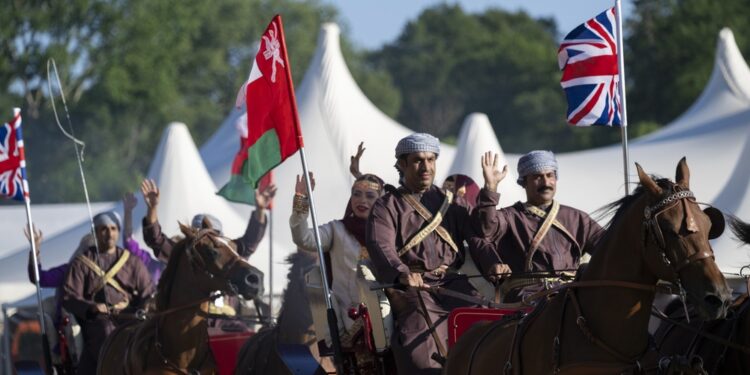 شاركت الخيالة السلطانية العُمانية في فعاليات اليوم الثالث لعرض وندسور الملكي للخيول لعام 2025م، تحت رعاية الملك تشارلز الثالث ملك المملكة المتحدة لبريطانيا العظمى وإيرلندا الشمالية ورئيس الكومنولث، وذلك في ساحة قلعة وندسور الملكية البريطانية. 1 شاركت الخيالة السلطانية العُمانية في فعاليات اليوم الثالث لعرض وندسور الملكي للخيول لعام 2025م، تحت رعاية الملك تشارلز الثالث ملك المملكة المتحدة لبريطانيا العظمى وإيرلندا الشمالية ورئيس الكومنولث، وذلك في ساحة قلعة وندسور الملكية البريطانية.