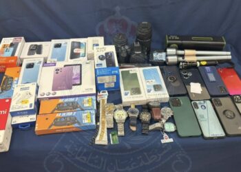 الإدارة العامة للتحريات والبحث الجنائي تُلقي القبض على أربعة أشخاص من الجنسية السريلانكية وشخص من الجنسية الهندية لقيامهم بسرقة هواتف نقالة وأجهزة إلكترونية من أحد المراكز التجارية بمحافظة مسقط..