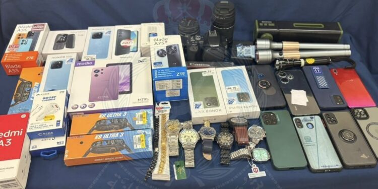 الإدارة العامة للتحريات والبحث الجنائي تُلقي القبض على أربعة أشخاص من الجنسية السريلانكية وشخص من الجنسية الهندية لقيامهم بسرقة هواتف نقالة وأجهزة إلكترونية من أحد المراكز التجارية بمحافظة مسقط..