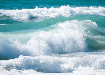 تنبيه بإرتفاع موج البحر على معظم سواحل سلطنة عمان