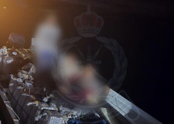 ضبط قارب على متنه 3 إيرانيين حاولوا تهريب كميات من المواد الكحولية في مسندم