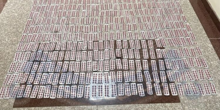 القبض على باكستانيين اثنين لحيازتهما كميات من مخدر الكريستال بجنوب الباطنة