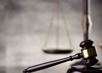 السجن 10 سنوات وغرامات تصل إلى 100 ألف ريال في قضية اتجار بالبشر واستغلال فتيات في الدعارة