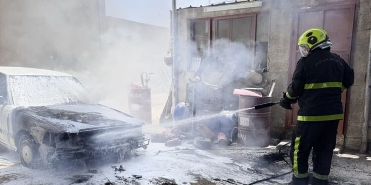 إخماد حريق شبّ في ورشة لإصلاح المركبات بولاية ⁧‫نزوى