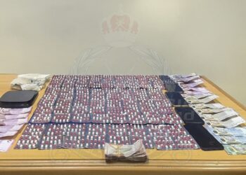 القبض على مواطن ويمنيين بحوزتهم مخدرات ومؤثرات عقلية في صلالة