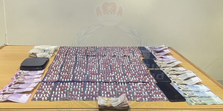 القبض على مواطن ويمنيين بحوزتهم مخدرات ومؤثرات عقلية في صلالة