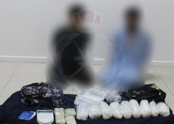 ضبط باكستانيين بحوزتهما أكثر من 10 كجم من الكريستال والهيروين في السيب