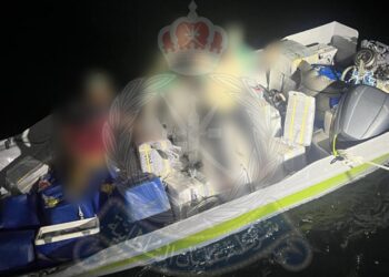 ضبط 9 إيرانيين بتهمة تهريب كميات كبيرة من الكحول في مسندم