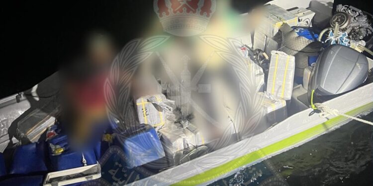 ضبط 9 إيرانيين بتهمة تهريب كميات كبيرة من الكحول في مسندم