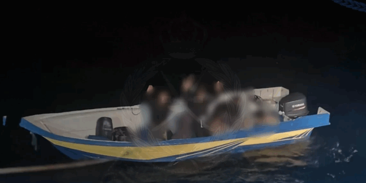 ضبط 12 متسللًا حاولوا دخول البلاد بطريقة غير مشروعة بشمال الباطنة