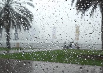 تنبيه بهطول أمطار رعدية مصحوبة برياح هابطة نشطة