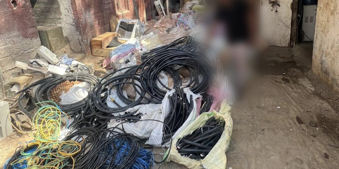 القبض على 4 وافدين بتهمة سرقة كابلات كهربائية في محافظة ظفار