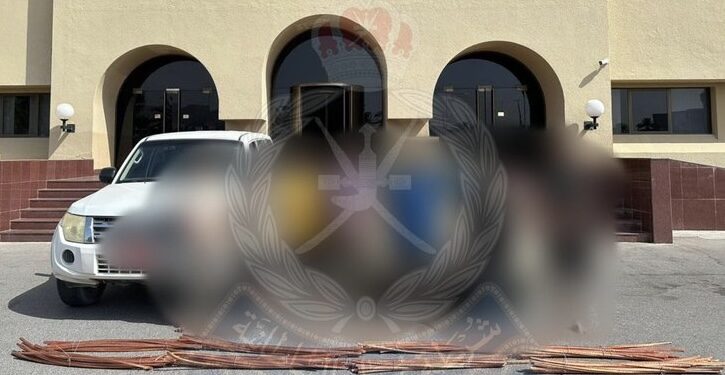 القبض على 8 أشخاص بتهمة سرقة كابلات كهربائية في بركاء