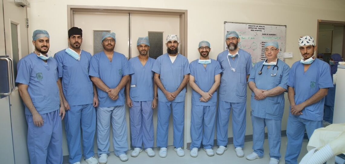 فريق طبي ينجح في إجراء أول عملية زراعة قرنية في مستشفى إبراء