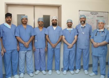 فريق طبي ينجح في إجراء أول عملية زراعة قرنية في مستشفى إبراء